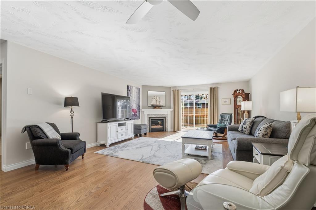 31-53 Heron'S Landing, Woodstock, ON - Indoor Photo Showing Living Room With Fireplace