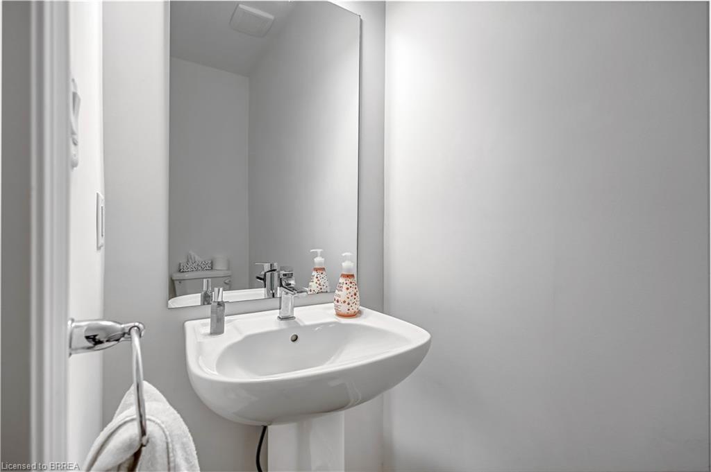 29 Bellhouse Avenue, Brantford, ON - Indoor Photo Showing Bathroom