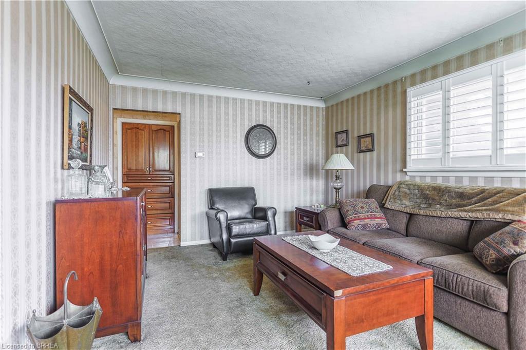 29 Albemarle Street, Brantford, ON - Indoor Photo Showing Living Room