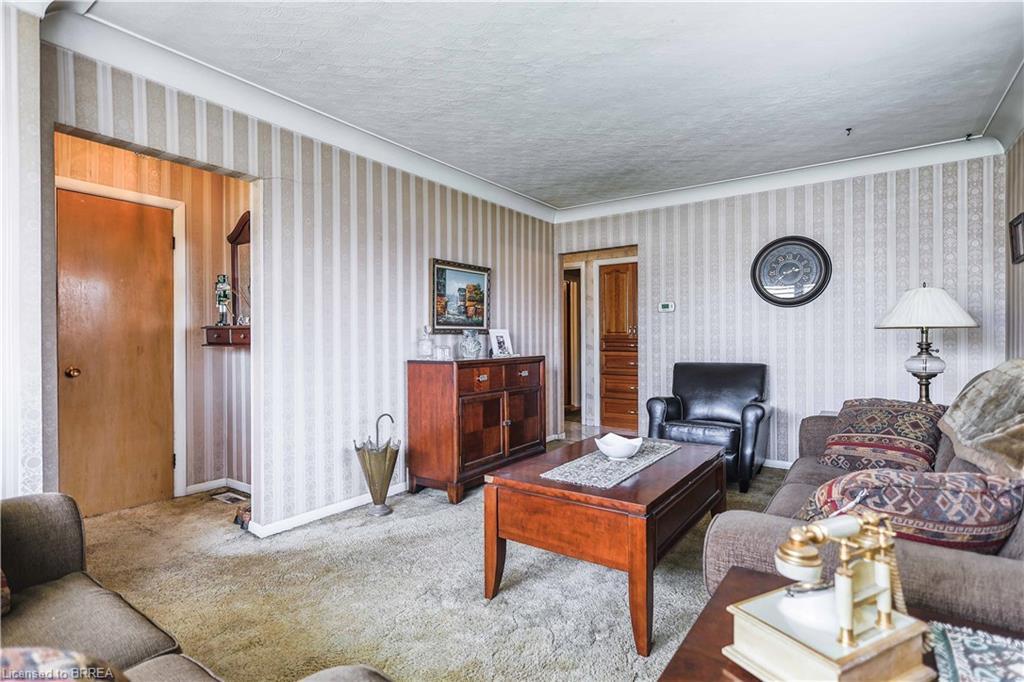 29 Albemarle Street, Brantford, ON - Indoor Photo Showing Living Room