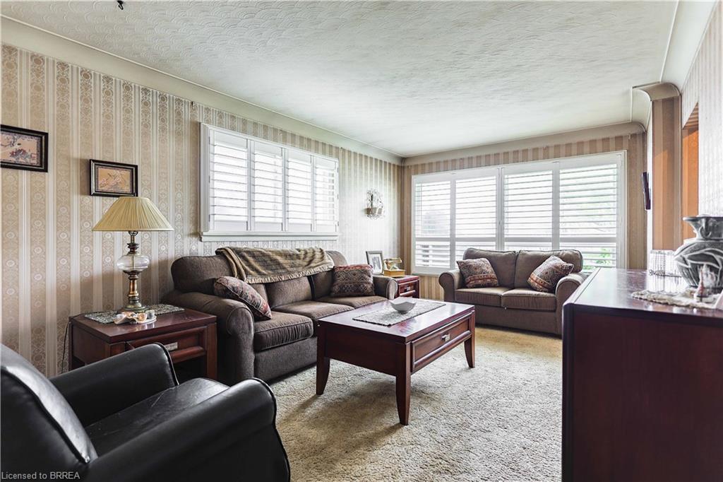 29 Albemarle Street, Brantford, ON - Indoor Photo Showing Living Room