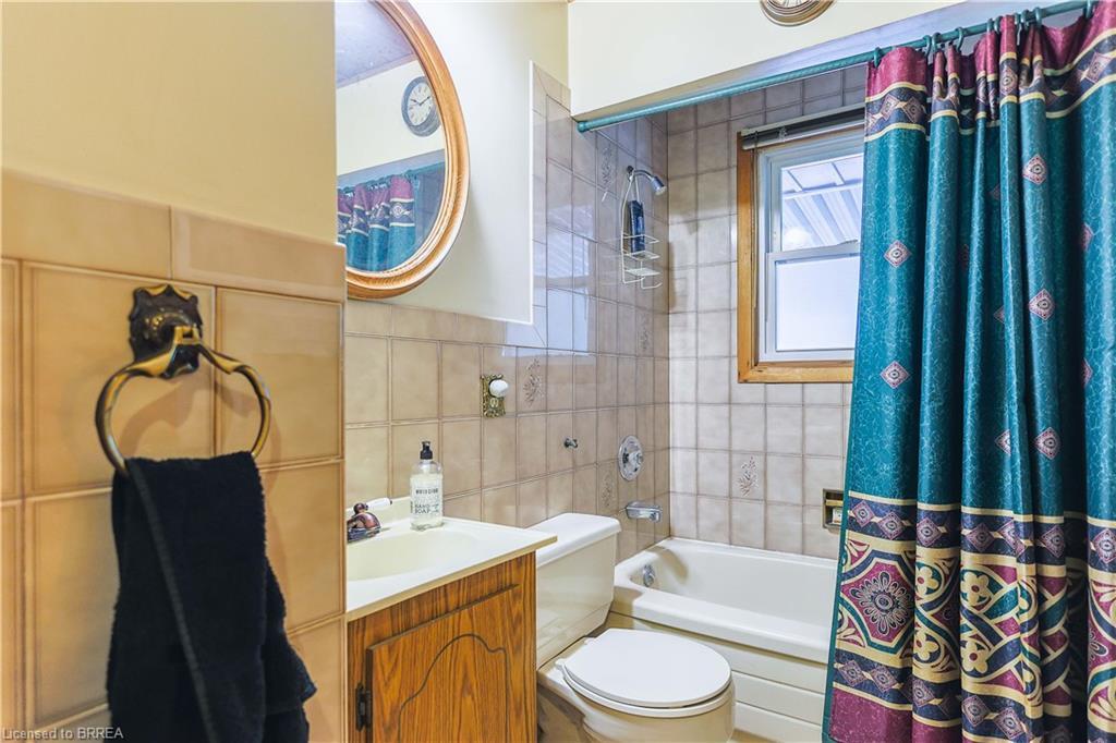 29 Albemarle Street, Brantford, ON - Indoor Photo Showing Bathroom