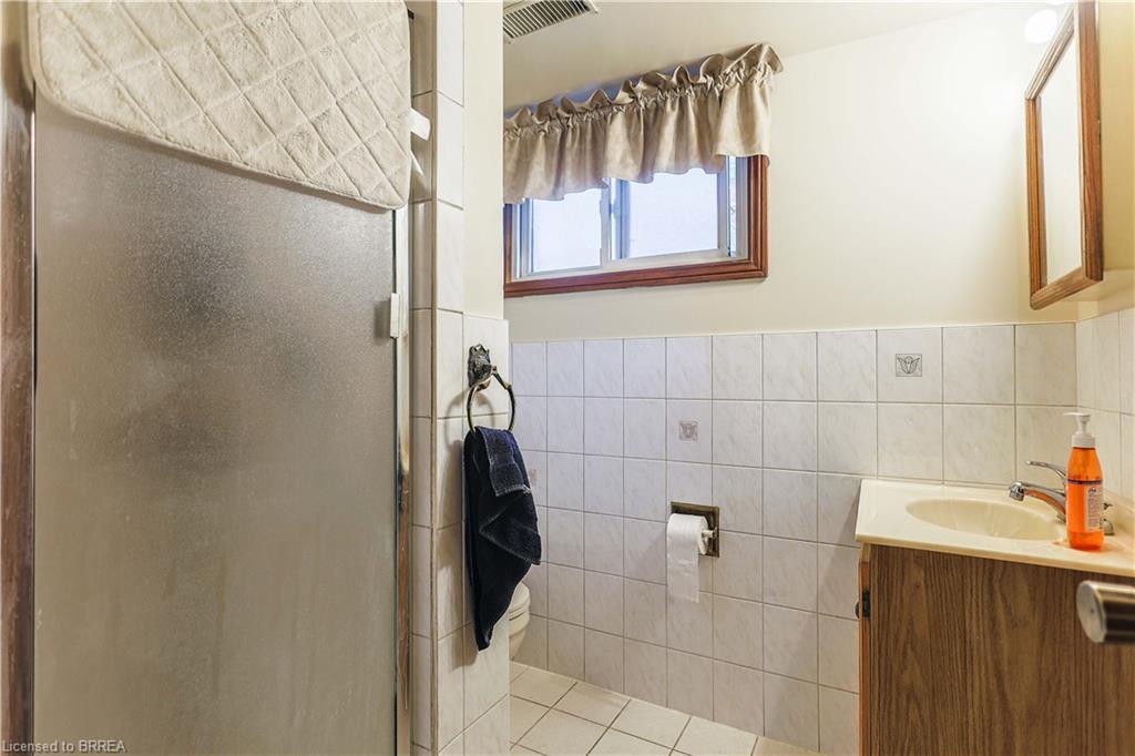 29 Albemarle Street, Brantford, ON - Indoor Photo Showing Bathroom