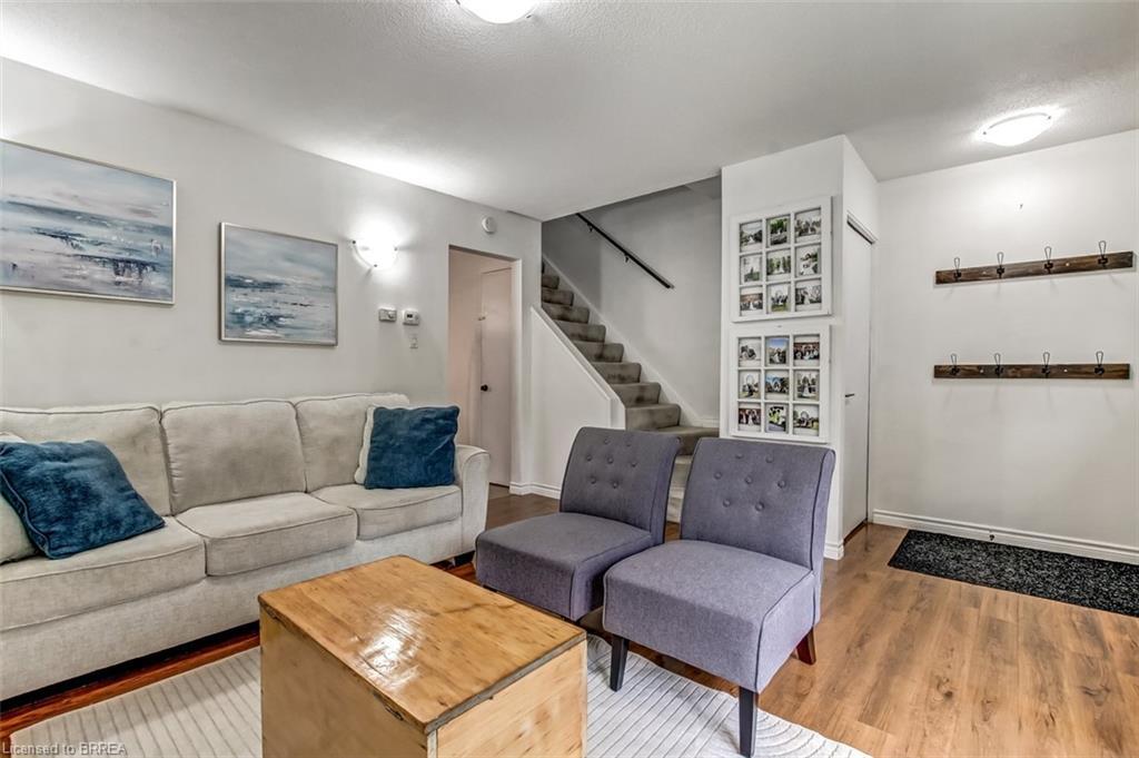 6-24 Coachwood Road, Brantford, ON - Indoor Photo Showing Living Room