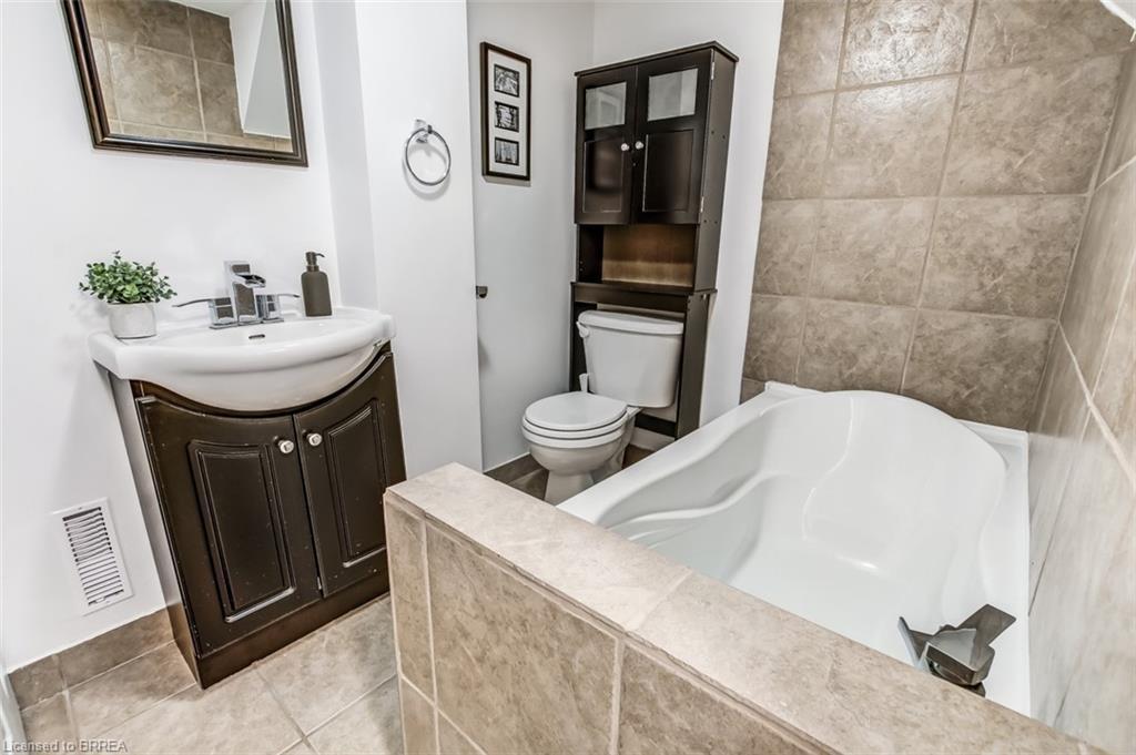 6-24 Coachwood Road, Brantford, ON - Indoor Photo Showing Bathroom