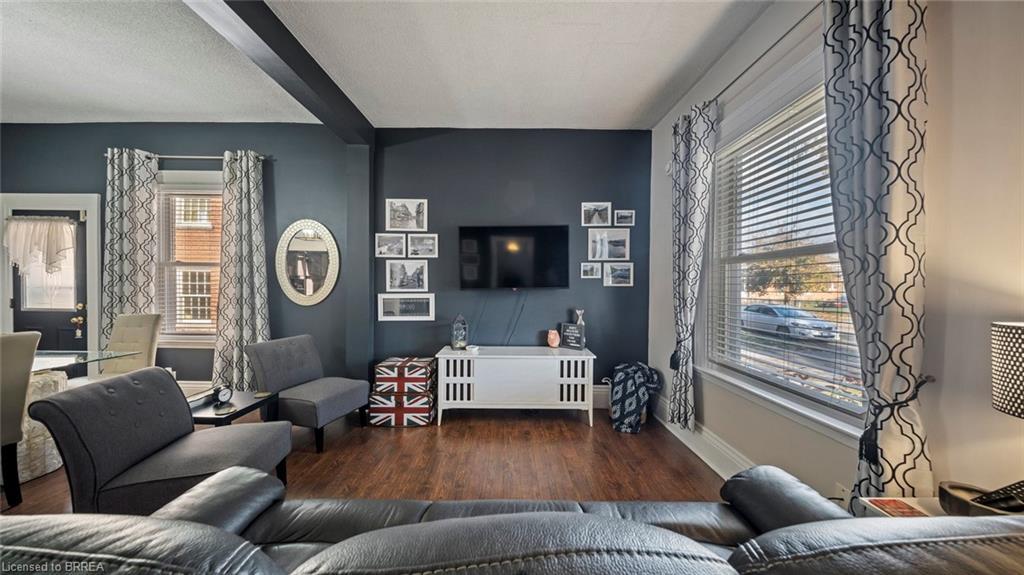 73 Superior Street, Brantford, ON - Indoor Photo Showing Living Room