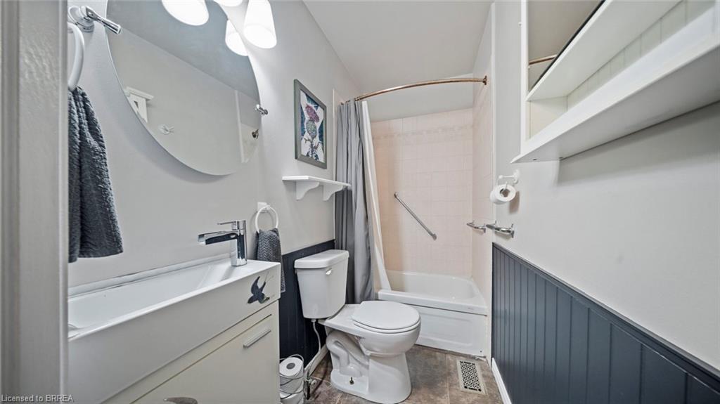 73 Superior Street, Brantford, ON - Indoor Photo Showing Bathroom