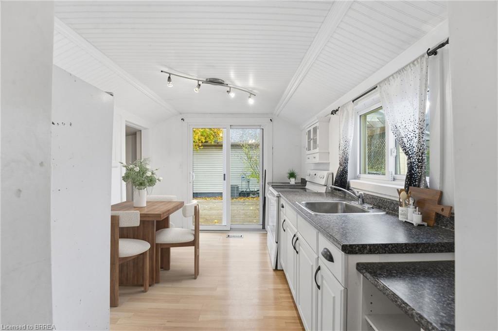 150 Catharine Avenue, Brantford, ON - Indoor Photo Showing Kitchen