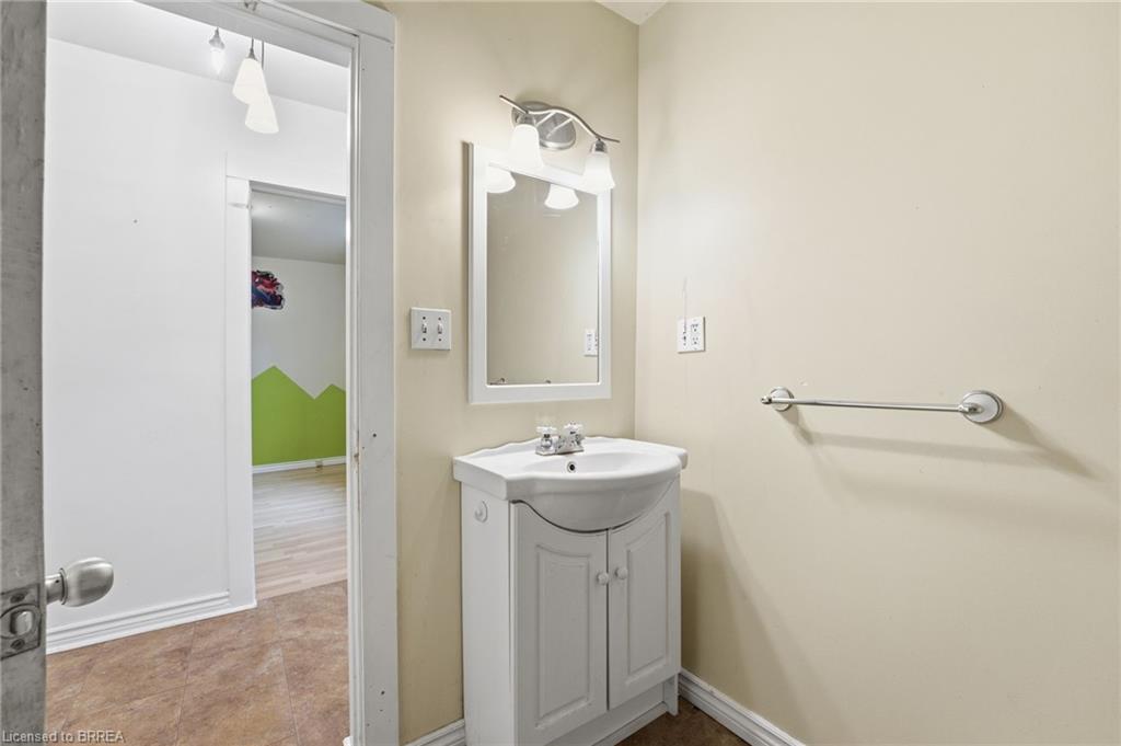 150 Catharine Avenue, Brantford, ON - Indoor Photo Showing Bathroom