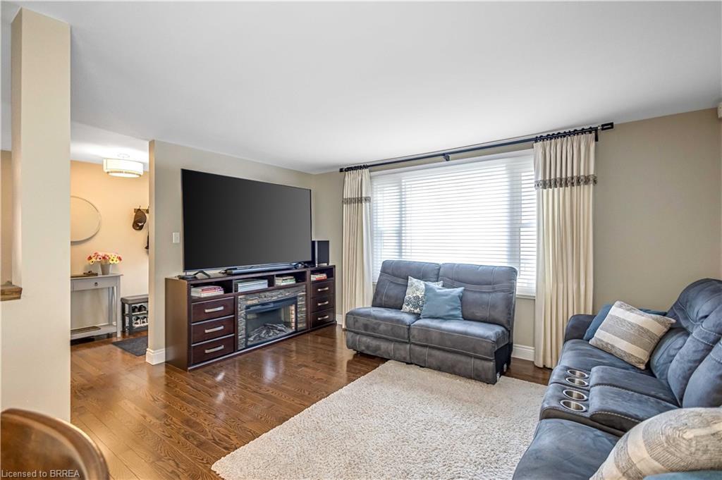 330 Thames Street S, Ingersoll, ON - Indoor Photo Showing Living Room
