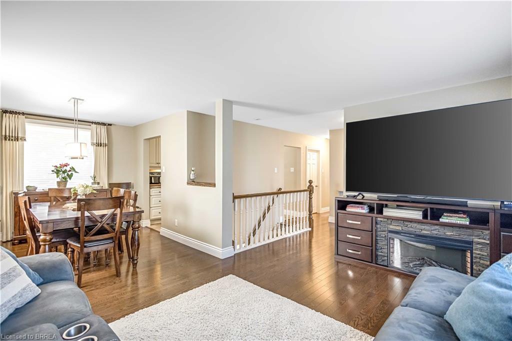 330 Thames Street S, Ingersoll, ON - Indoor Photo Showing Living Room