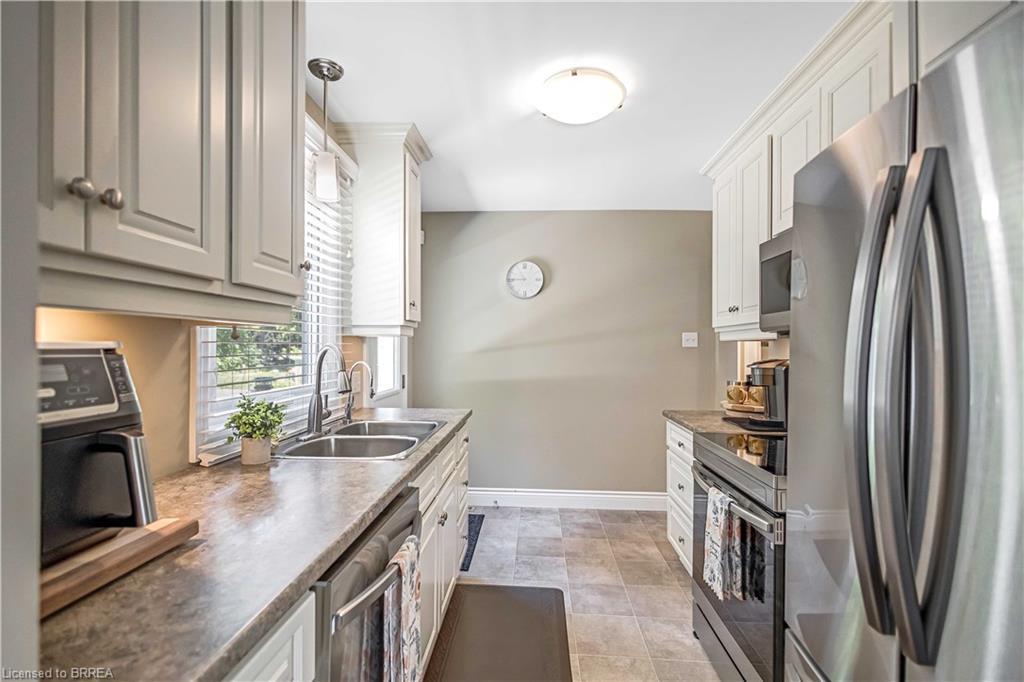 330 Thames Street S, Ingersoll, ON - Indoor Photo Showing Kitchen With Stainless Steel Kitchen With Double Sink With Upgraded Kitchen