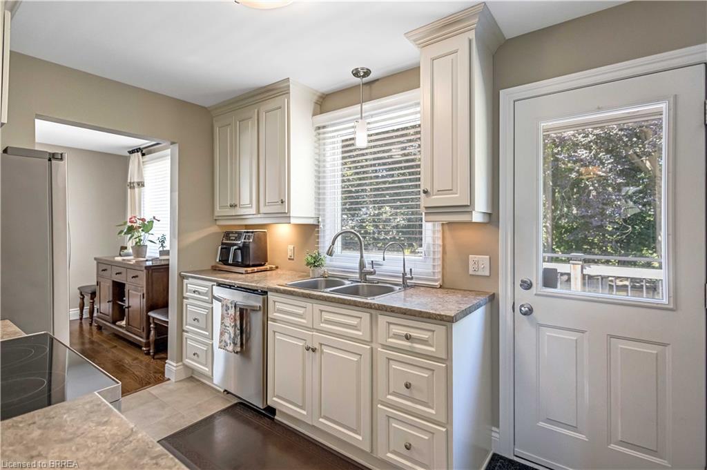 330 Thames Street S, Ingersoll, ON - Indoor Photo Showing Kitchen With Double Sink