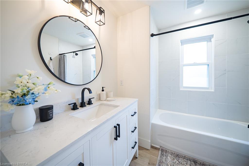 37 Rowanwood Avenue, Brantford, ON - Indoor Photo Showing Bathroom