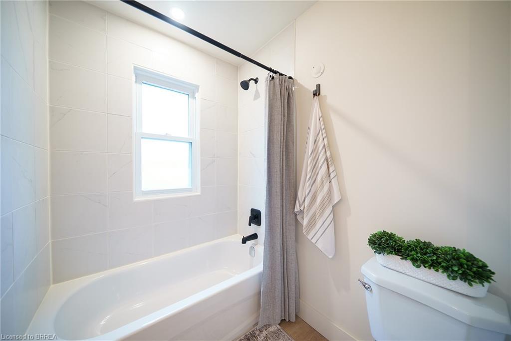 37 Rowanwood Avenue, Brantford, ON - Indoor Photo Showing Bathroom