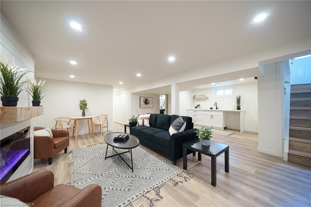 37 Rowanwood Avenue, Brantford, ON - Indoor Photo Showing Living Room