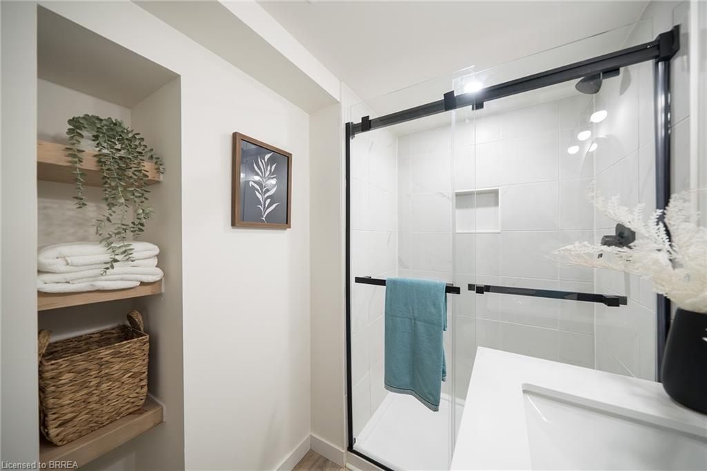 37 Rowanwood Avenue, Brantford, ON - Indoor Photo Showing Bathroom