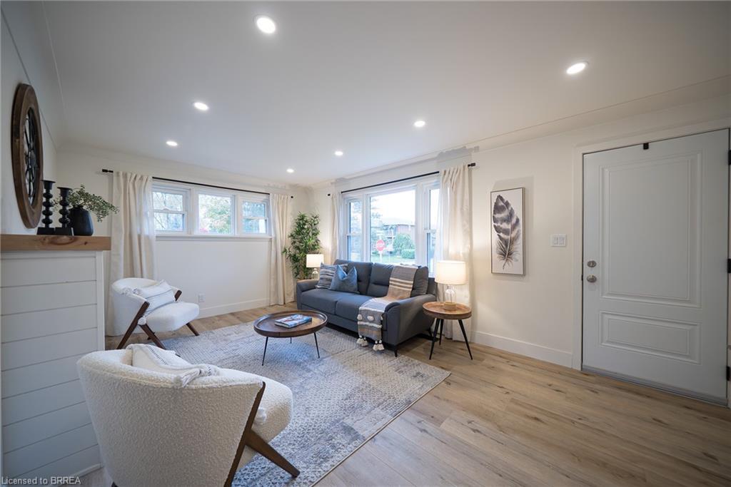 37 Rowanwood Avenue, Brantford, ON - Indoor Photo Showing Living Room