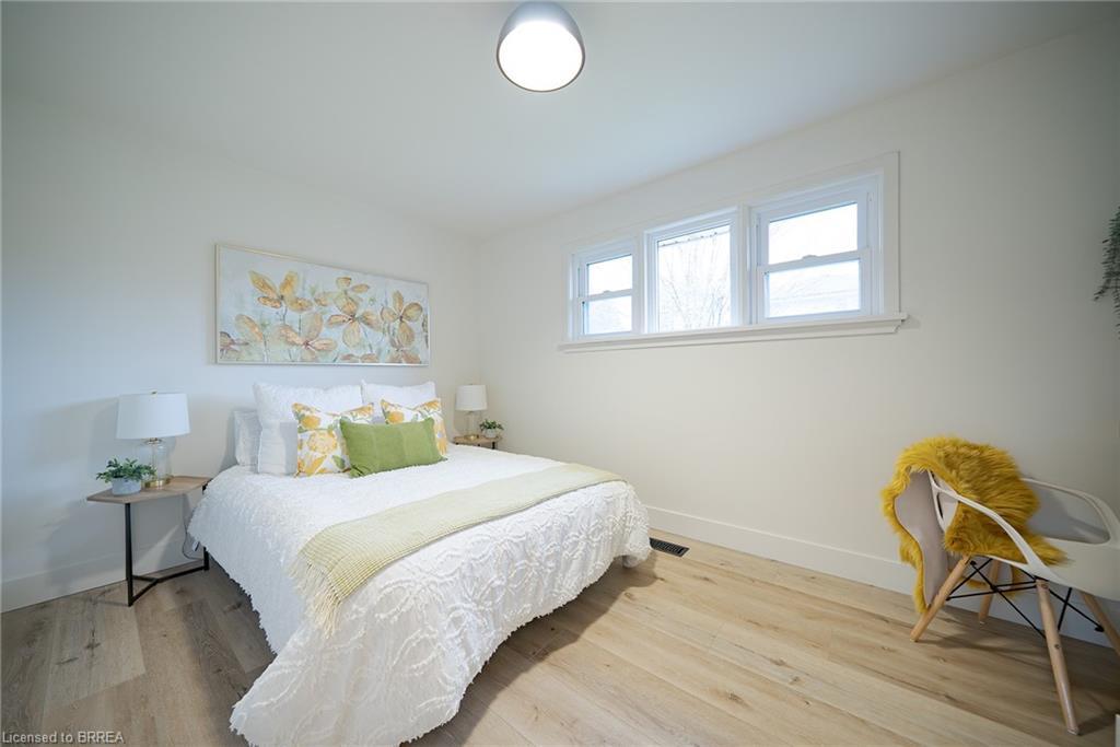 37 Rowanwood Avenue, Brantford, ON - Indoor Photo Showing Bedroom