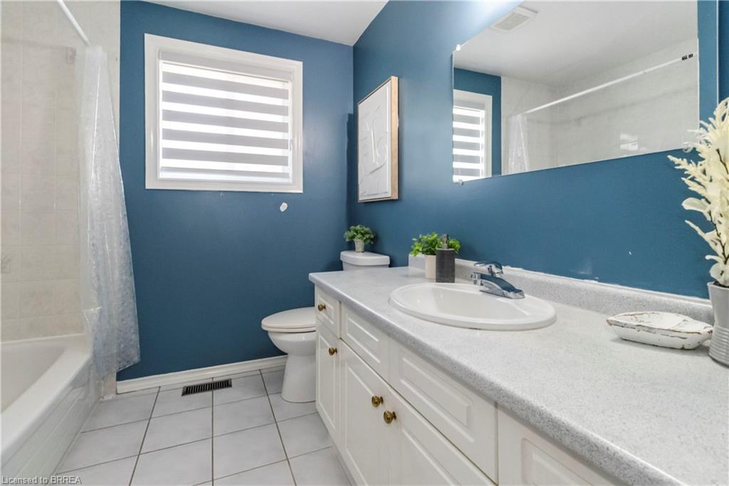 5 Cork Crescent, Brantford, ON - Indoor Photo Showing Bathroom