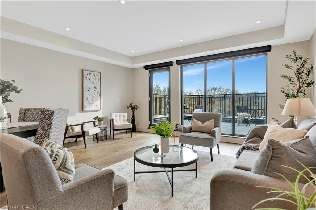 204-7 Grand River Street N, Paris, ON - Indoor Photo Showing Living Room