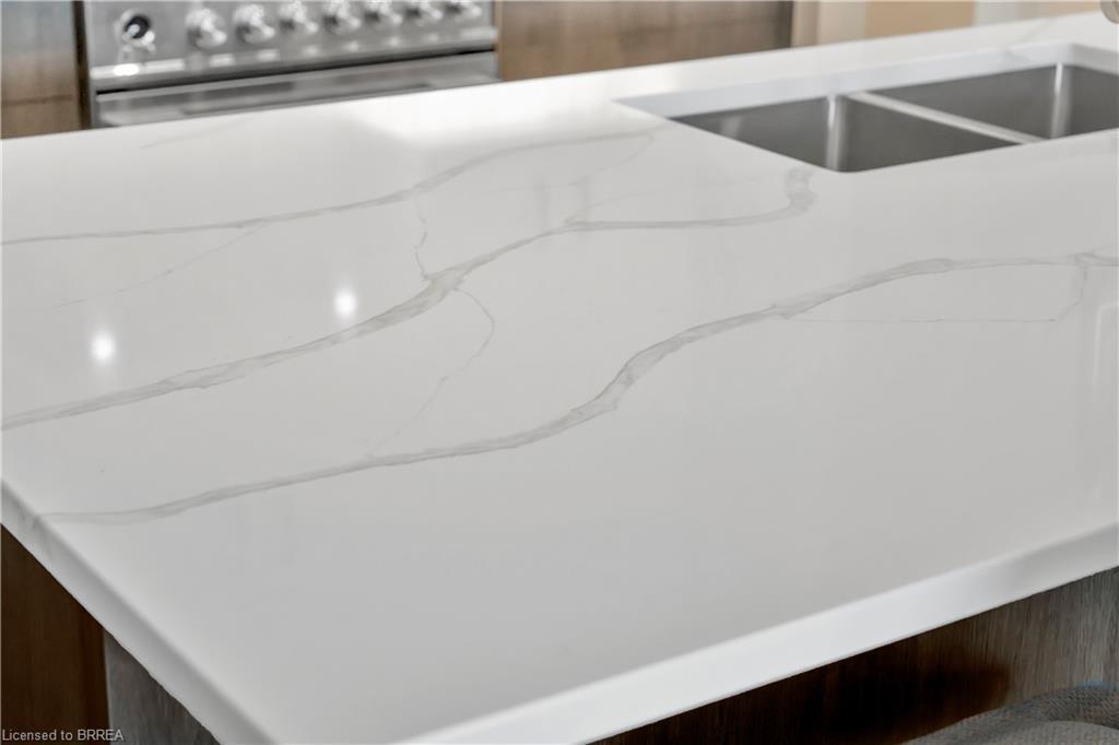 204-7 Grand River Street N, Paris, ON - Indoor Photo Showing Kitchen