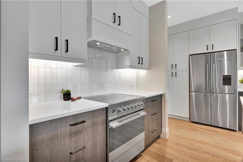 204-7 Grand River Street N, Paris, ON - Indoor Photo Showing Kitchen With Upgraded Kitchen