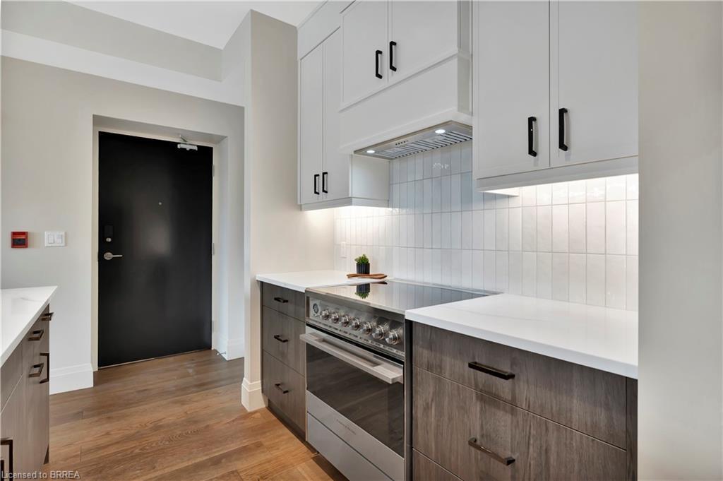 204-7 Grand River Street N, Paris, ON - Indoor Photo Showing Kitchen With Upgraded Kitchen