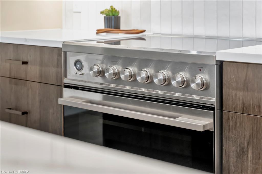 204-7 Grand River Street N, Paris, ON - Indoor Photo Showing Kitchen