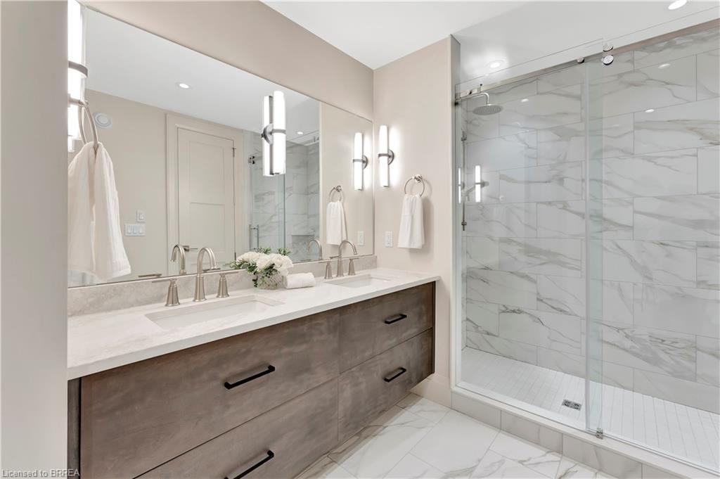 204-7 Grand River Street N, Paris, ON - Indoor Photo Showing Bathroom