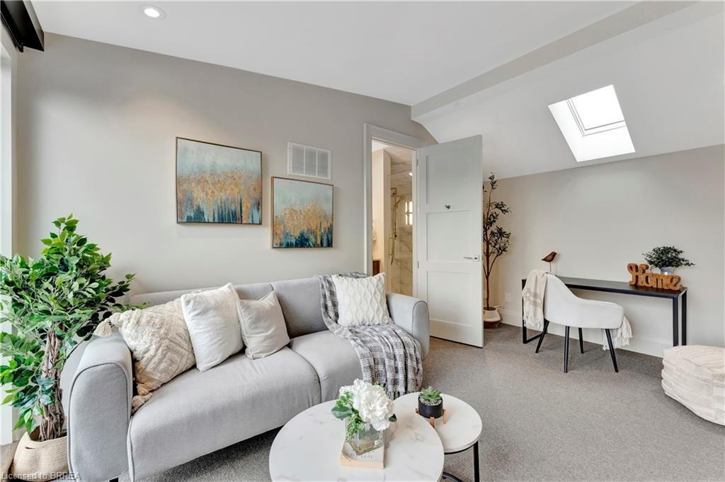 204-7 Grand River Street N, Paris, ON - Indoor Photo Showing Living Room