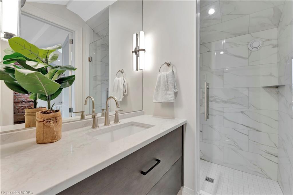 204-7 Grand River Street N, Paris, ON - Indoor Photo Showing Bathroom