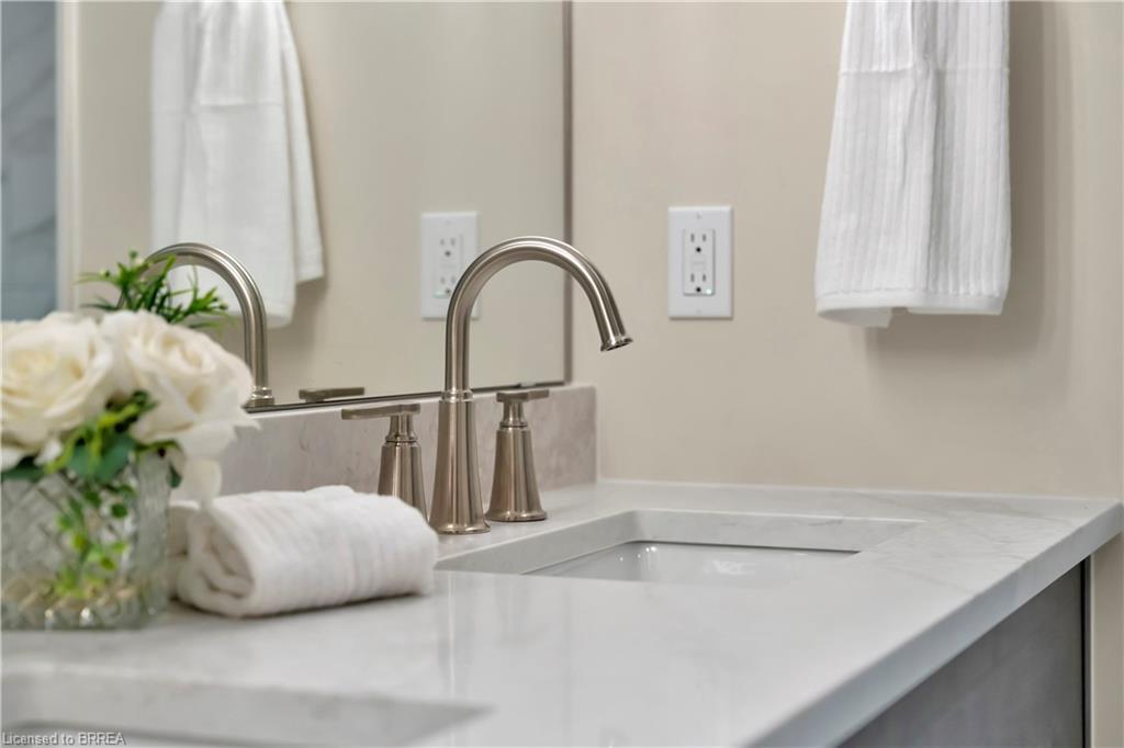 204-7 Grand River Street N, Paris, ON - Indoor Photo Showing Bathroom