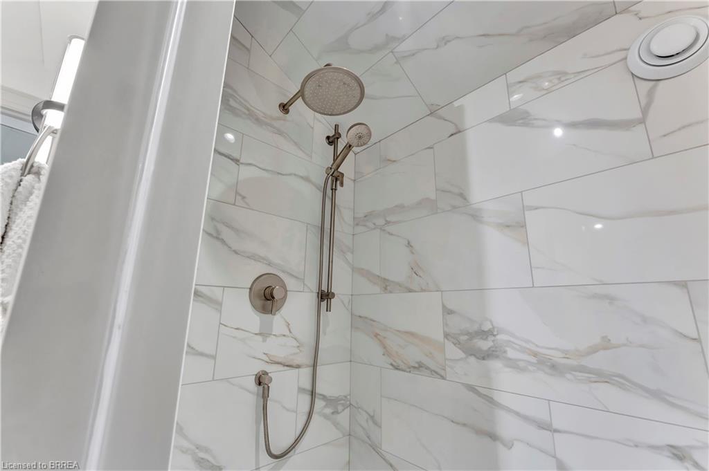 204-7 Grand River Street N, Paris, ON - Indoor Photo Showing Bathroom