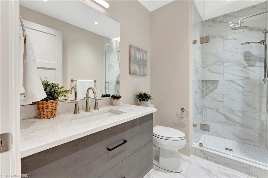 203-7 Grand River Street N, Paris, ON - Indoor Photo Showing Bathroom