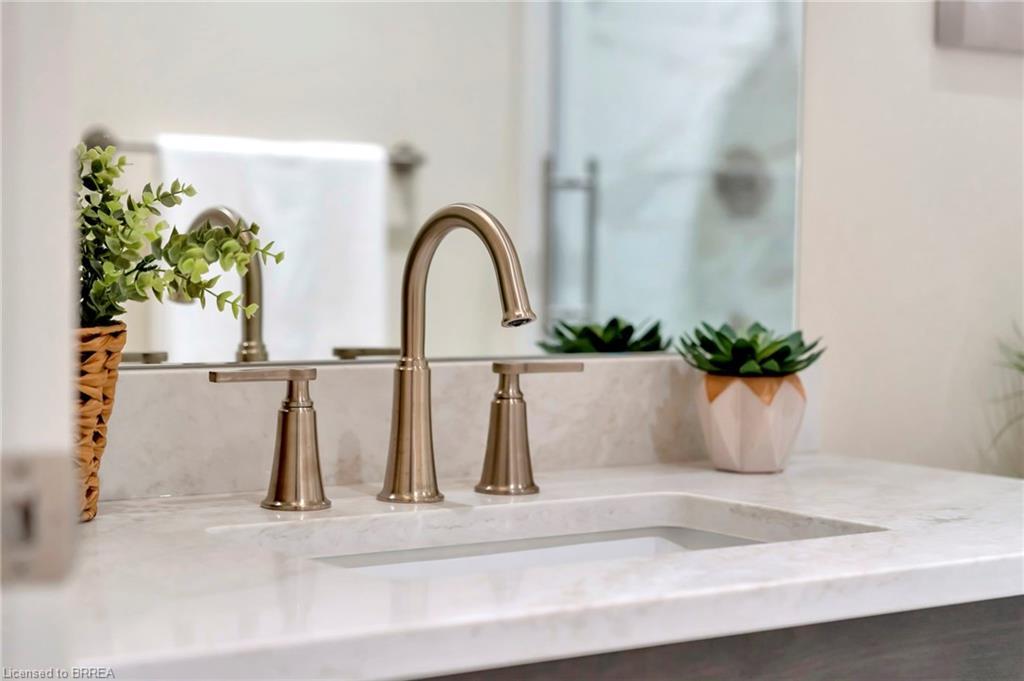 203-7 Grand River Street N, Paris, ON - Indoor Photo Showing Bathroom