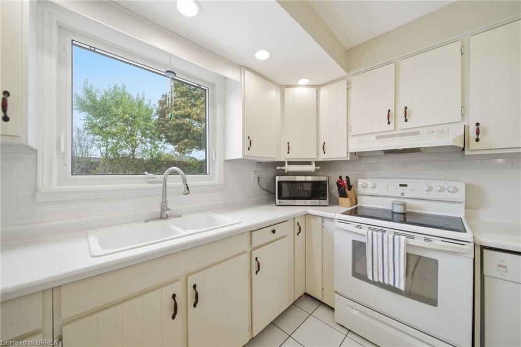 36 Black Locust Way, Brantford, ON - Indoor Photo Showing Kitchen