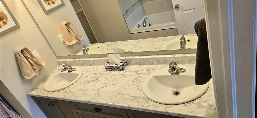 333 Poldon Drive, Norwich, ON - Indoor Photo Showing Bathroom