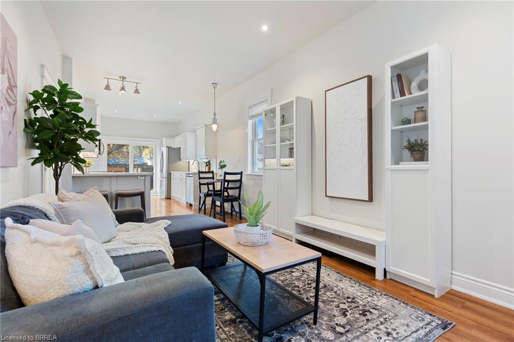14 Spring Street, Brantford, ON - Indoor Photo Showing Living Room