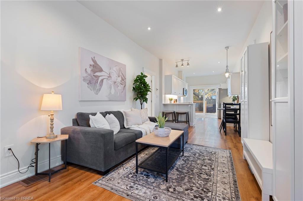 14 Spring Street, Brantford, ON - Indoor Photo Showing Living Room