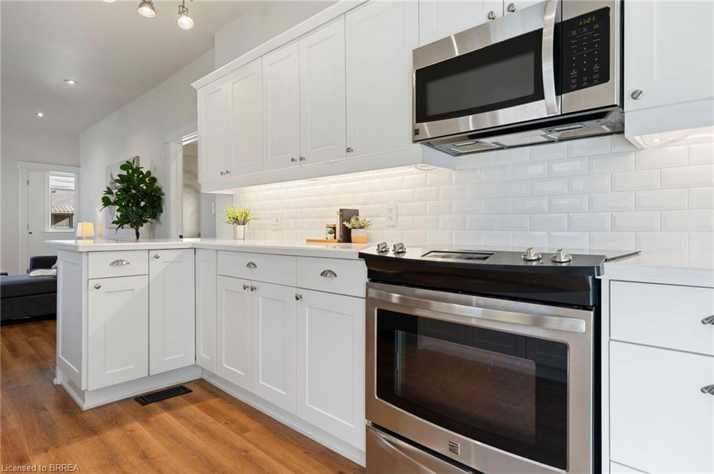 14 Spring Street, Brantford, ON - Indoor Photo Showing Kitchen With Upgraded Kitchen
