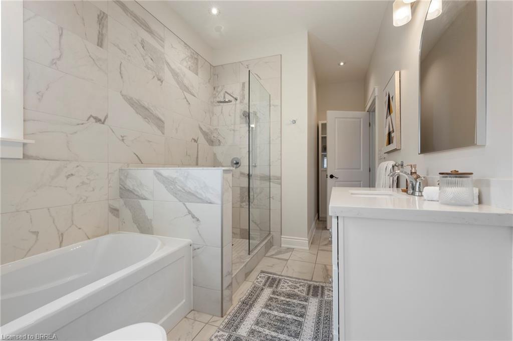 14 Spring Street, Brantford, ON - Indoor Photo Showing Bathroom