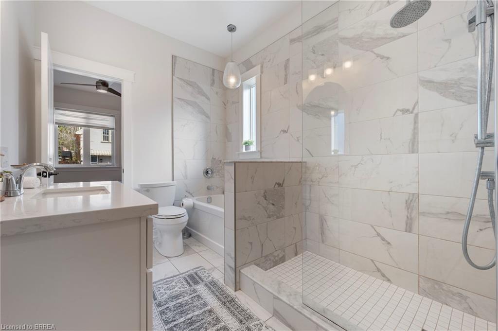 14 Spring Street, Brantford, ON - Indoor Photo Showing Bathroom