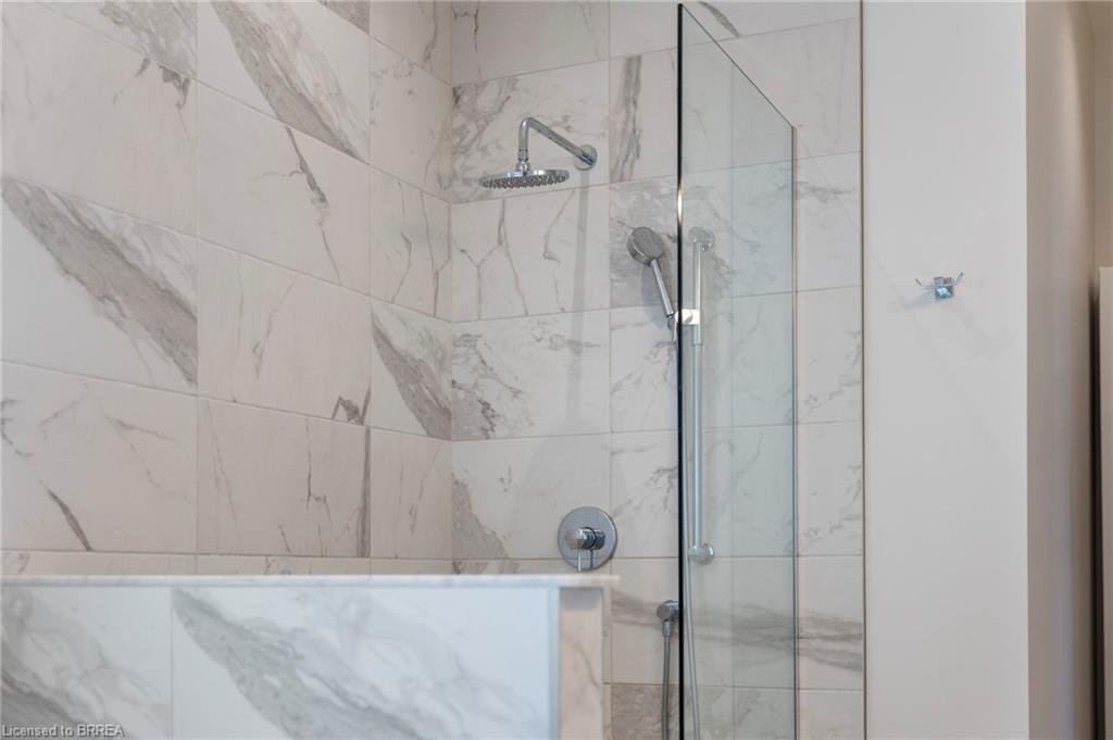 14 Spring Street, Brantford, ON - Indoor Photo Showing Bathroom