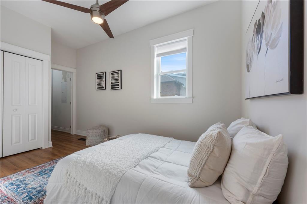 14 Spring Street, Brantford, ON - Indoor Photo Showing Bedroom