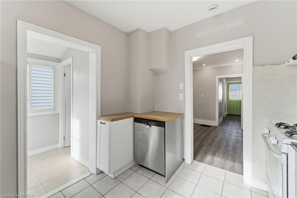 166 Beach Road, Hamilton, ON - Indoor