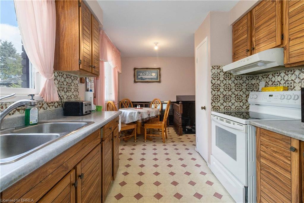 11 Sigurd Jensen Court, Brantford, ON - Indoor Photo Showing Kitchen With Double Sink