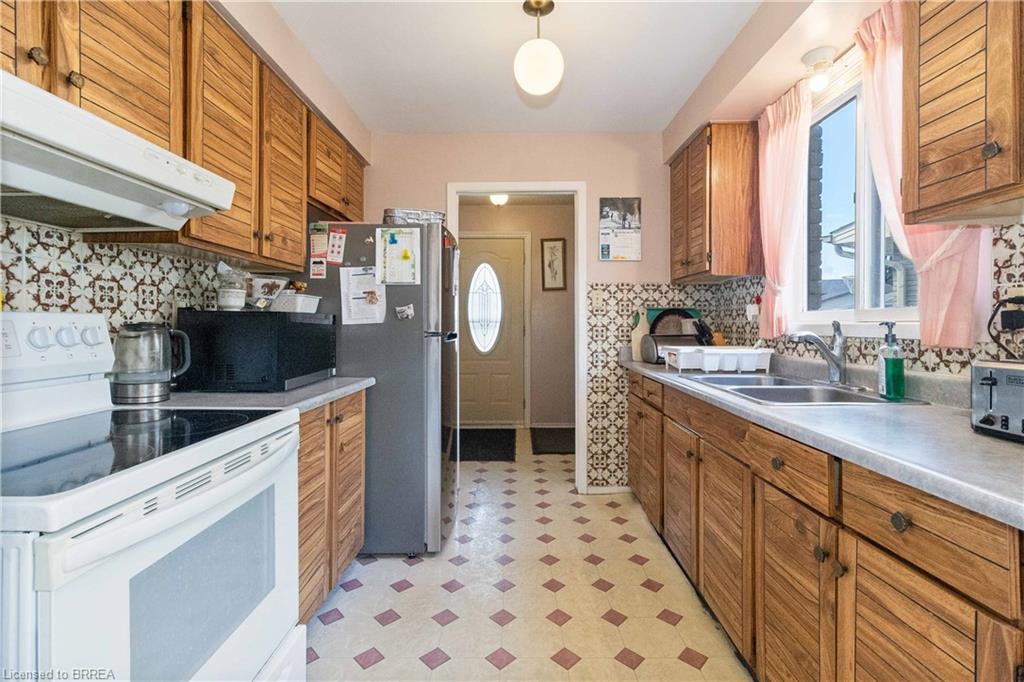 11 Sigurd Jensen Court, Brantford, ON - Indoor Photo Showing Kitchen With Double Sink