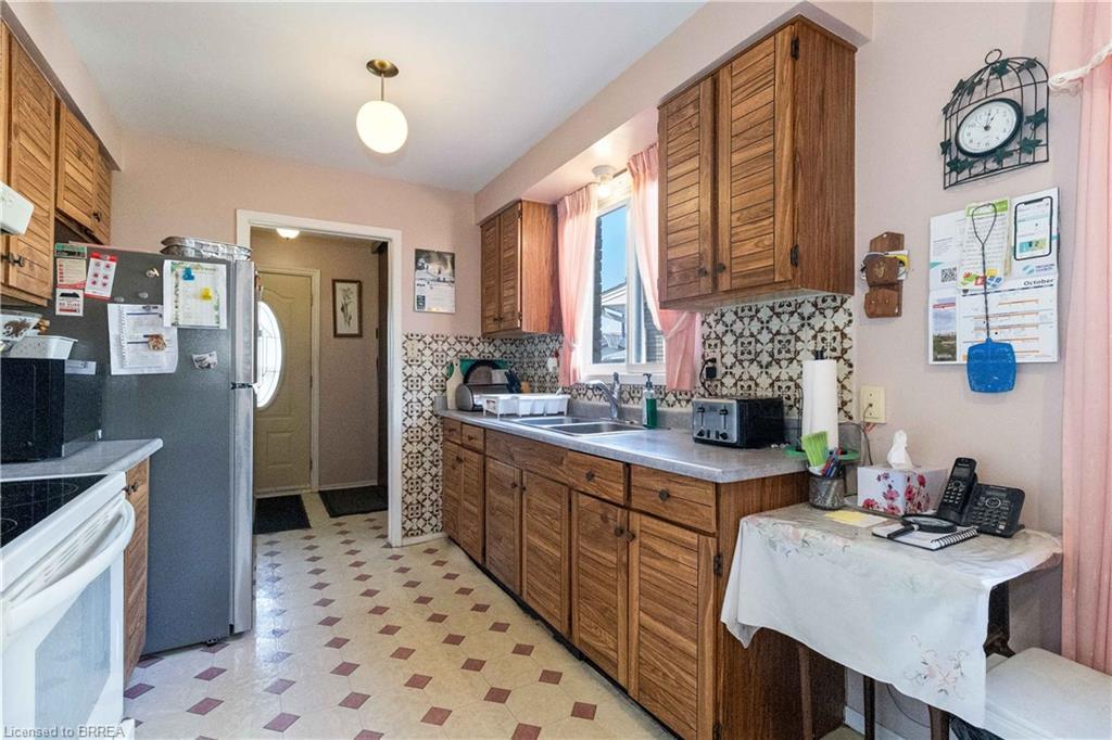11 Sigurd Jensen Court, Brantford, ON - Indoor Photo Showing Kitchen With Double Sink