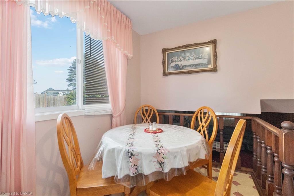 11 Sigurd Jensen Court, Brantford, ON - Indoor Photo Showing Dining Room